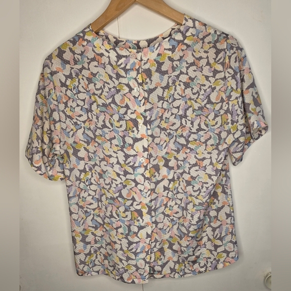 Nicola 2P light floral top. Buttons down back - Picture 2 of 8
